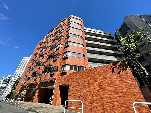 どこか余裕を感じさせる上質な佇まい。オフの時間も快適に過ごせる良好な住環境が魅力。