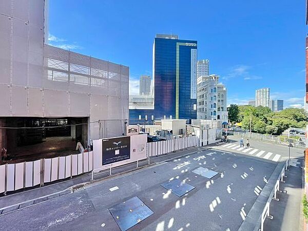 正面の建物とは距離が取れており、爽やかな風を感じていただけると思います。
