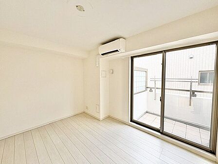 開口部が広くたくさんの陽を取り入れます。窓を開ければ気持ちよい風が舞い込んできて開放的な空間を演出。