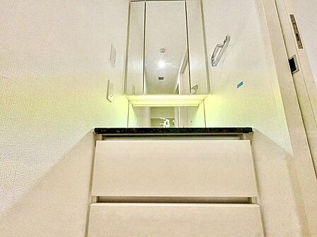 清潔感のある色合いのプライベート空間は、身だしなみチェックや肌のお手入れに最適です。