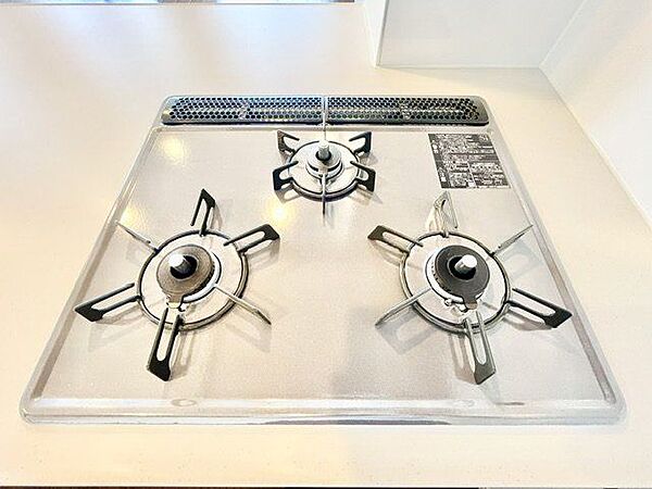 忙しいときでも一度にたくさんの料理が作れる3口コンロ。使い勝手の良さを考えました。