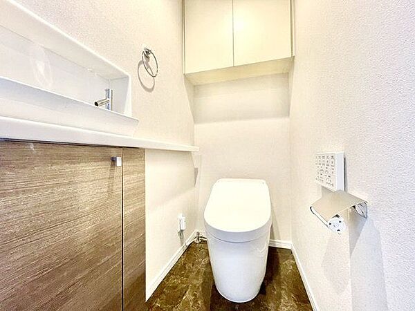 毎日使うものだから、「シンプルでムダのないデザイン」で空間と調和するタンクレストイレ。