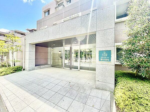 上質なデザインが落ち着きと高級感を与えます。お客様をもてなすのにぴったりなエントランス空間です。