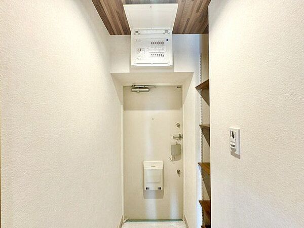 毎日出入りに使う玄関は外出する時は爽やかに、帰宅するときはホッとする落ち着いた空間へ。