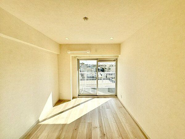 大きな窓からたっぷりと陽光が注がれる明るい空間。一日の疲れを癒してくれる洋室。時を忘れて過ごす空間。