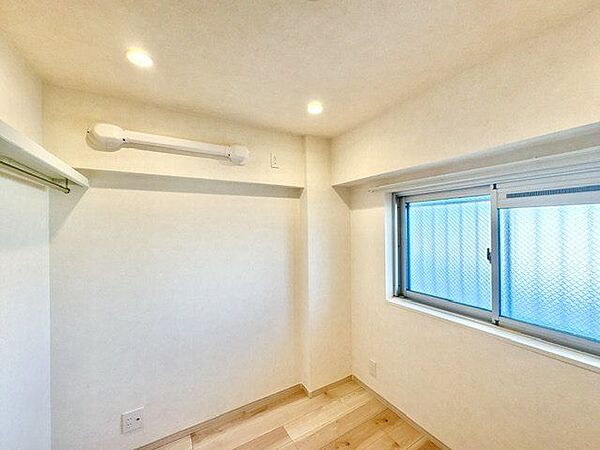 居心地のいい暮らしには欠かせない眩い採光。窓からこの空間に降り注ぐ採光が絶えません。