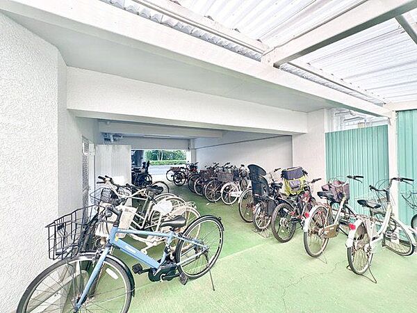 敷地内駐輪場。