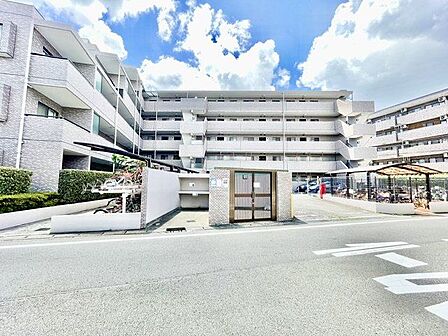 多彩な生活利便施設が融合した暮らしやすい環境。穏やかで快適な日々を叶えるための舞台が広がっています。