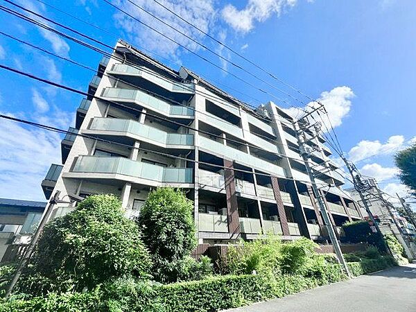 贅を尽くした重厚感ある佇まい。かけがえのない時を彩る豊かな住まい。