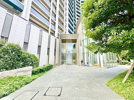 スタイリッシュに加え質感があり機能的でもあるエントランス。邸宅へ導くアプローチが気分を高めてくれます。