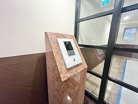 オートロック付で防犯面に配慮した住まいです。
