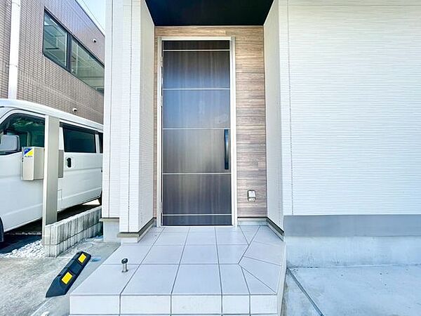 毎日出入りに使う玄関は外出する時は爽やかに、帰宅するときはホッとする落ち着いた空間へ。