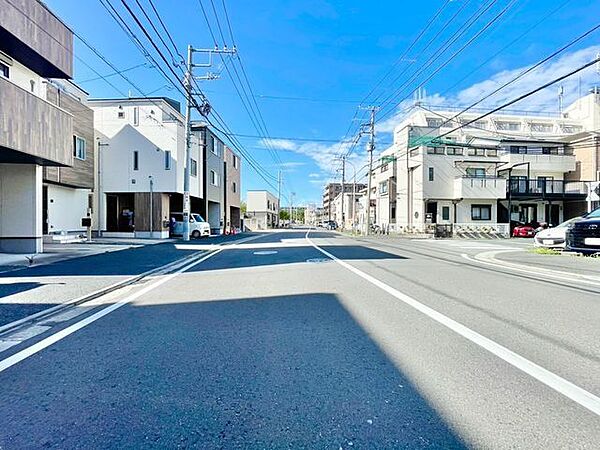 通行や駐車の際に余裕がある前面道路。光が差し込む明るい居住空間、風通しも良好で過ごしやすい環境です。