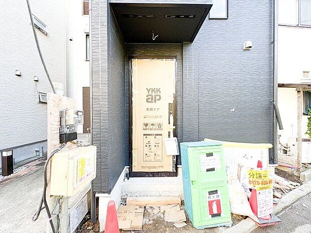 毎日出入りに使う玄関は外出する時は爽やかに、帰宅するときはホッとする落ち着いた空間へ。