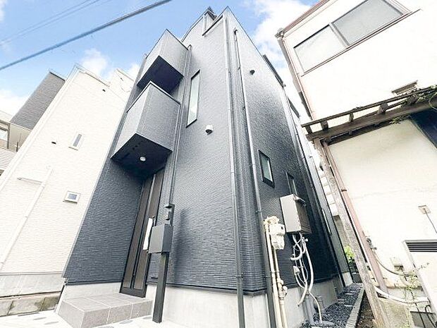 洗練されたデザインと機能性が織りなすこだわりの住空間。ゆったりとした時間をお過ごしください。（空の加工を生成AIで行っています）