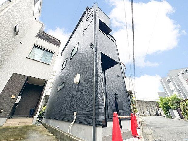 明るさとぬくもりを感じる、落ち着いた佇まい。ずっと色あせない、愛情の持てる外観。（空の加工を生成AIで行っています）