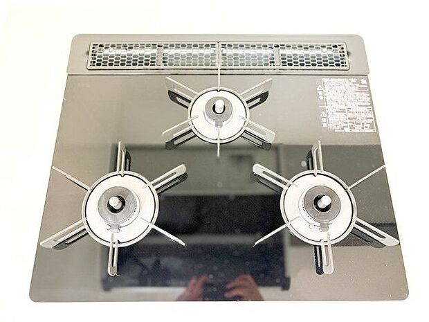 3口コンロで、お料理の効率もアップ。受け皿のないフラット天板で、お手入れもラクラク。