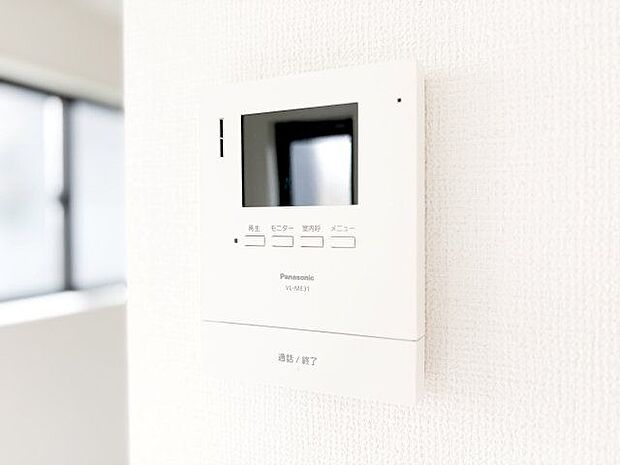 来訪者の確認ができるモニター付きインターホン完備。