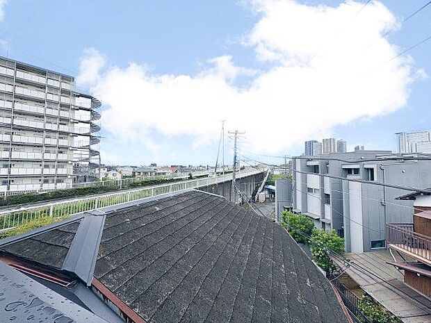 バルコニーからさまざまな表情の景色を眺めながら、くつろぎのひと時をお過ごし頂けます。（空の加工を生成AIで行っています）