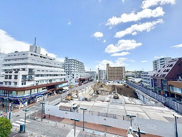 正面の建物とは距離が取れており、大きなゆとりを与えてくれます。