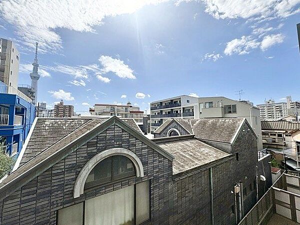 広がる空の青に映えるスカイツリーを一望。ほっと一息つける癒しの空間。