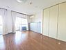 室内：明るい日差しが差し込む空間。美しい街並みと穏やかな住環境でやすらぎの暮らしを叶えます。(生成AIにより家具を消し、空室イメージを再現しています。)