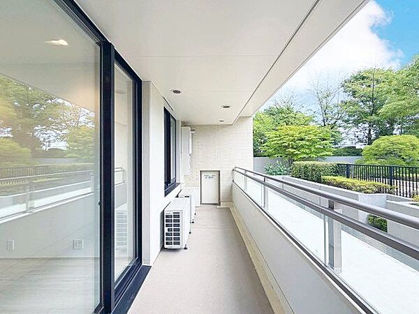 バルコニーに出た時には、頬をなでる優しい風を感じることが出来ます。（空の加工を生成AIで行っています）
