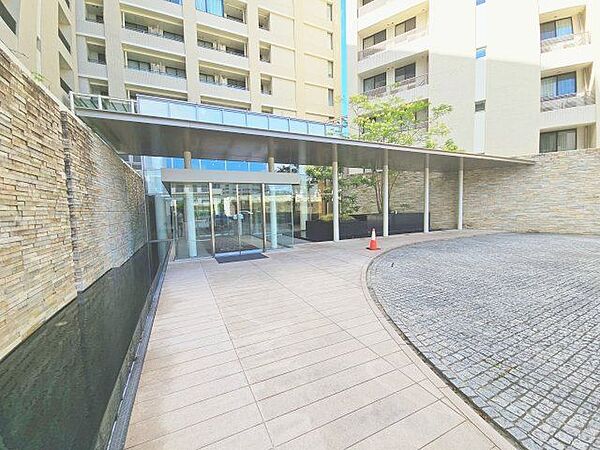 雨の日も快適な車寄せスペースのあるゆとりあるエントランスです。