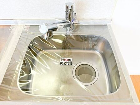 ステンレスのシルバーがアクセントなスタイリッシュなキッチン。