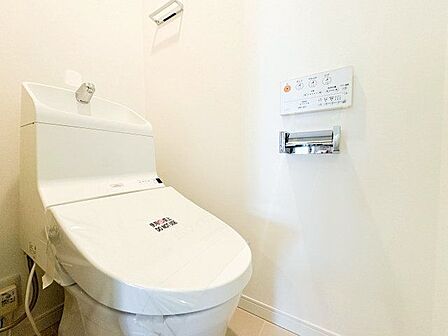 トイレはシャープでシンプルなデザイン。落ち着いた雰囲気のリラックス空間です。