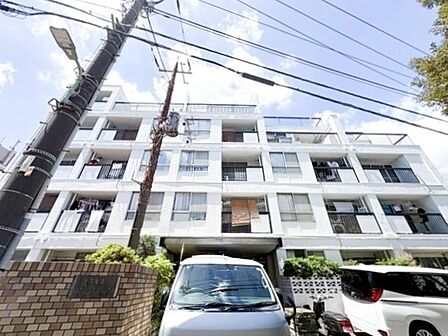 街並みに自然と馴染む色を基調とした外観は、温かみのある色合いが全体を包み、やさしい雰囲気を感じます。