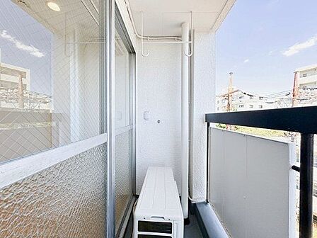 くつろぎの空間を演出するバルコニー。開放感と爽やかな風を感じていただけると思います。