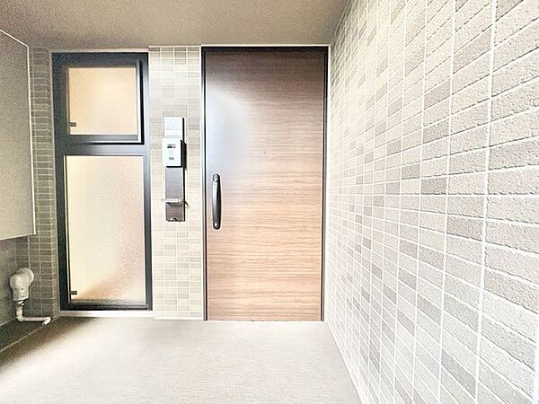 毎日出入りに使う玄関は外出する時は爽やかに、帰宅するときはホッとする落ち着いた空間へ。