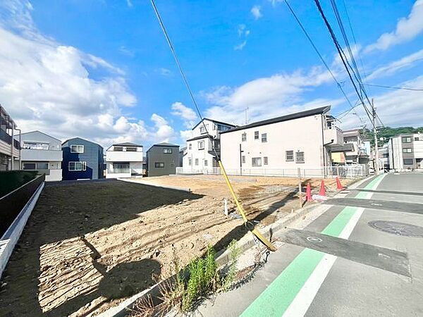 敷地内に駐車スペースが2台分確保されています。車を2台所有の方や、来客の際にも安心です。