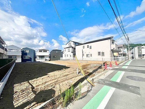 敷地内に駐車スペースが2台分確保されています。車を2台所有の方や、来客の際にも安心です。