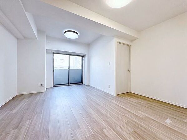開口部が広く、たくさんの陽を取り入れます。窓を開ければ気持ちよい風が舞い込んできそうです。