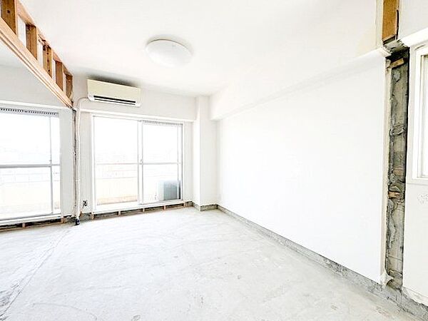 居心地のいい暮らしには欠かせない採光。ゆったりとした幅の窓からこの空間に降り注ぐ採光が絶えません。（リフォーム中）