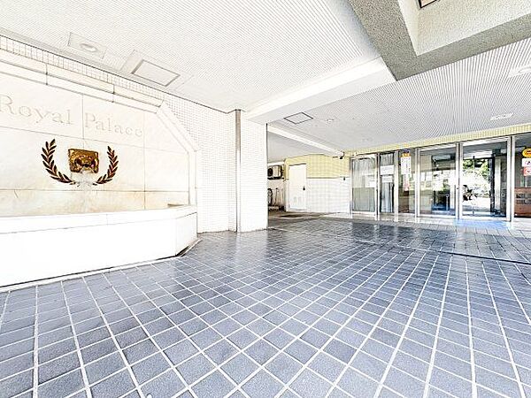 外と内をつなぐエントランスは、まさに顔となる場所。シンプルながらも上質な空間を作り出します。