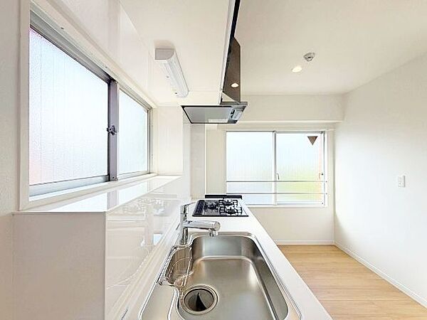 キッチンにも窓があり、換気に便利です。明るい光が差し込み、開放的な空間を演出します。