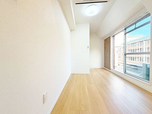 住まう方自身でカスタマイズして頂けるように「シンプル」にデザインされた室内。