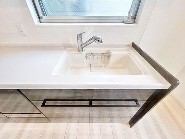 キッチンにも窓があり、換気に便利です。明るい光が差し込み、開放的な空間を演出します。