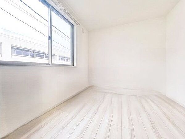 開口部が広く、たくさんの陽を取り入れます。窓を開ければ気持ちよい風が舞い込んできそうです。
