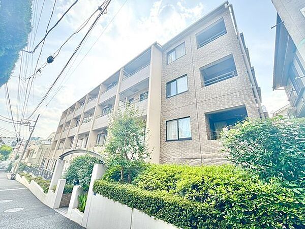風格が漂う重厚感のある外観。品格ある穏やかな空間で深みのある暮らしを。
