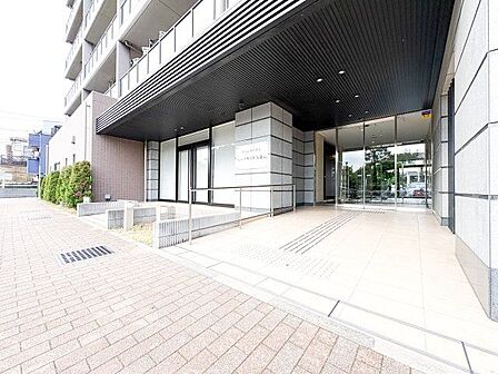 美しいアプローチ、重厚感溢れるエントランスが訪れる方々を魅了します。