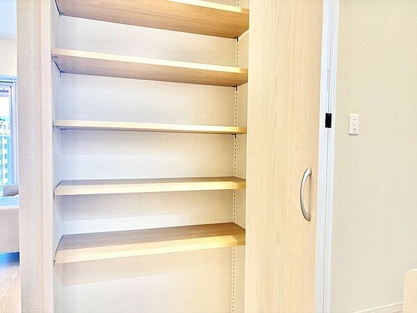 キッチンにも収納スペースが設けられています。