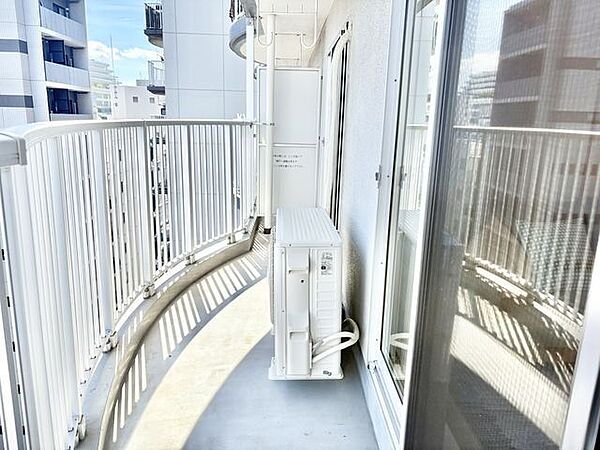 リビングに面したバルコニーは、日当り良好です。開放感と爽やかな風を感じていただけると思います。