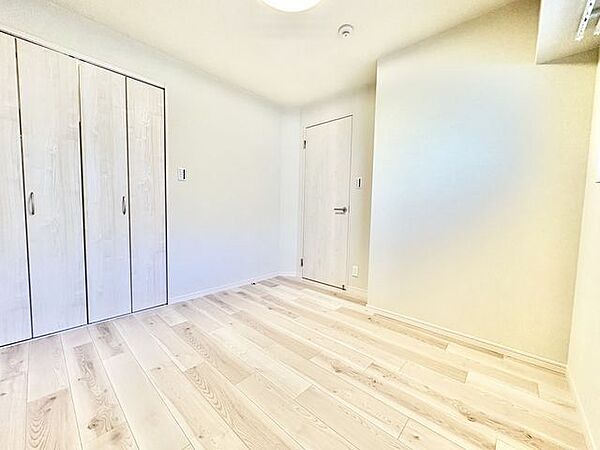 木のぬくもりを感じられる、のびのびとした明るい洋室です。いつまでも快適に暮らせる空間が広がります。