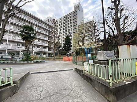 新宿区立東大久保児童遊園 55m