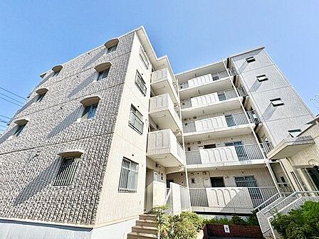 街並みに自然と馴染む色合いの外観。親しみやすく帰宅の度にホッとさせてくれる温かい雰囲気です。