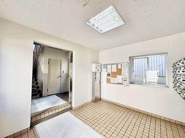 お手入れが行き届いた綺麗な共用部。明るく迎えてくれます。